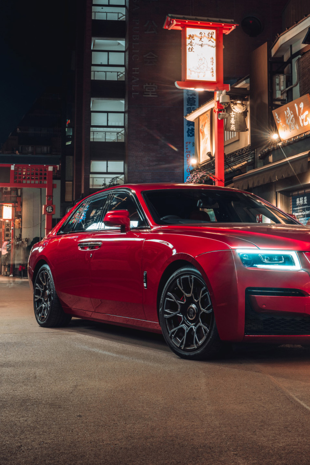 Красный стильный автомобиль Rolls-Royce Ghost Black Badge