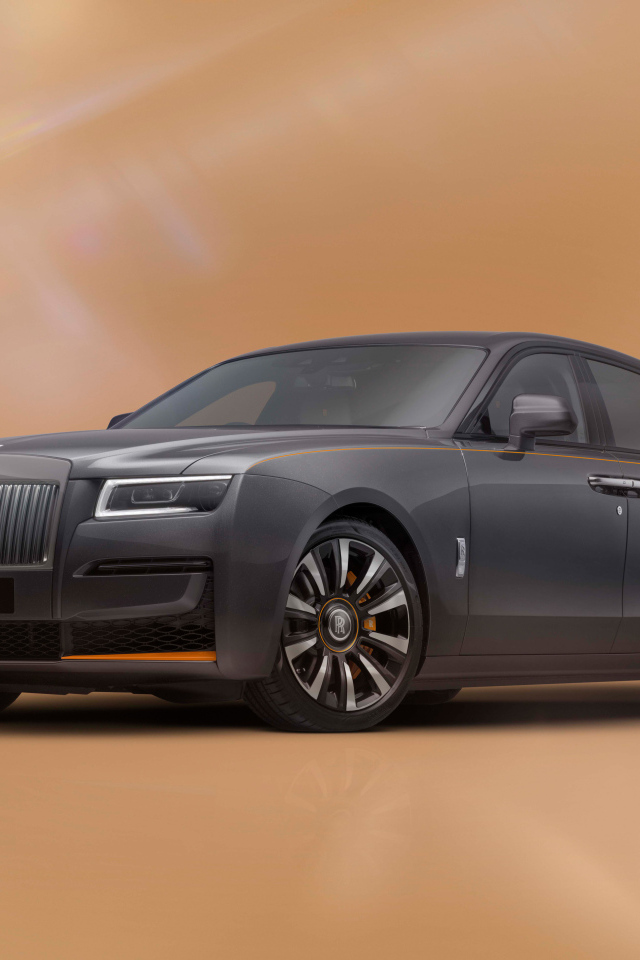Автомобиль Rolls-Royce Ghost Prism Gunmetal Grey With Mandarin  на коричневом фоне