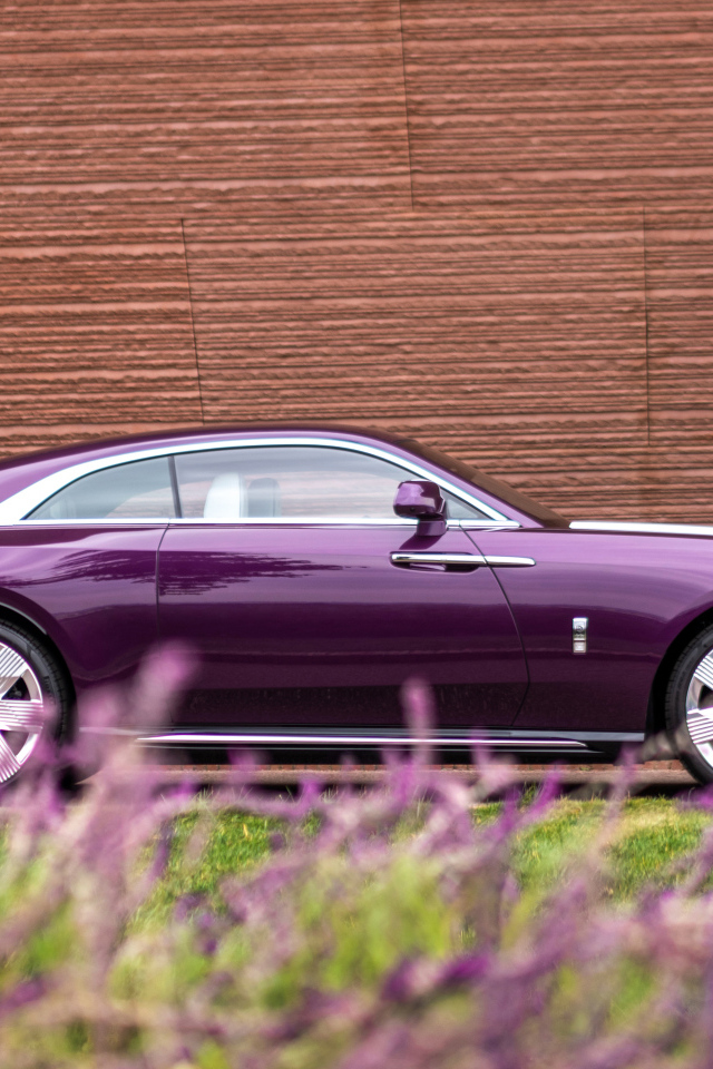 Автомобиль Rolls-Royce Spectre у здания