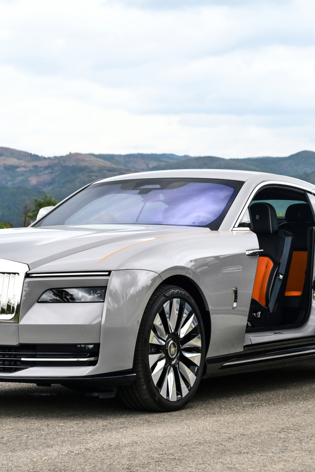 Открытая дверь автомобиля Rolls-Royce Spectre