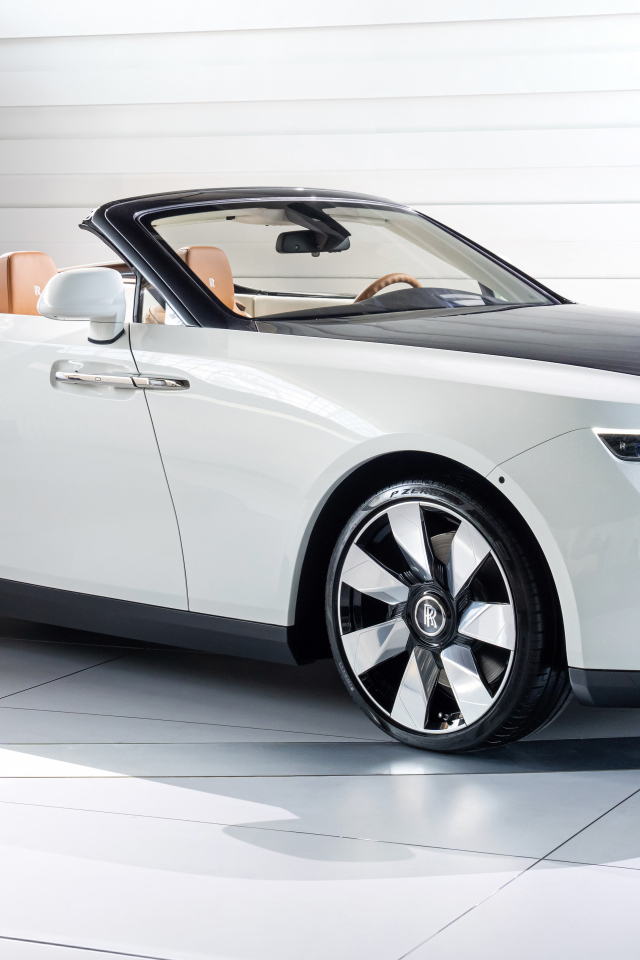 Вид сбоку на автомобиль Rolls-Royce Arcadia Droptail на сером фоне