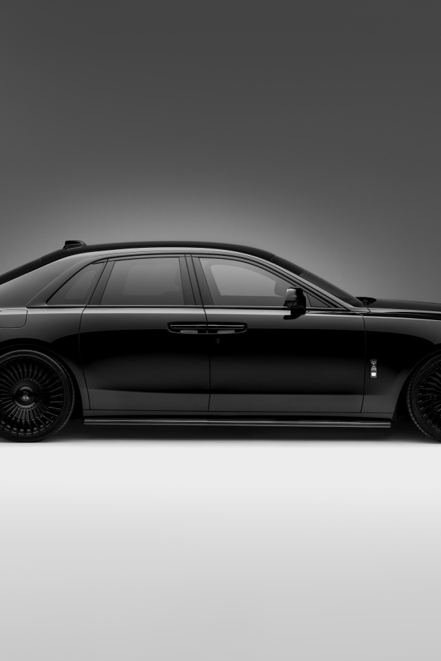 Вид сбоку на черный автомобиль Rolls-Royce Ghost