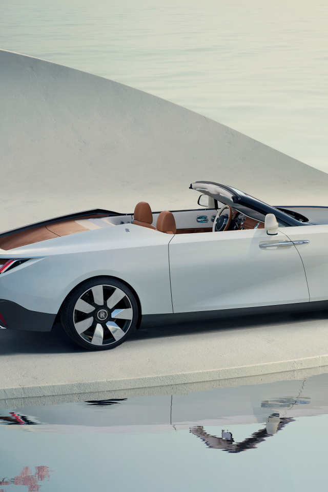 Вид сбоку на автомобиль Rolls-Royce Arcadia Droptail