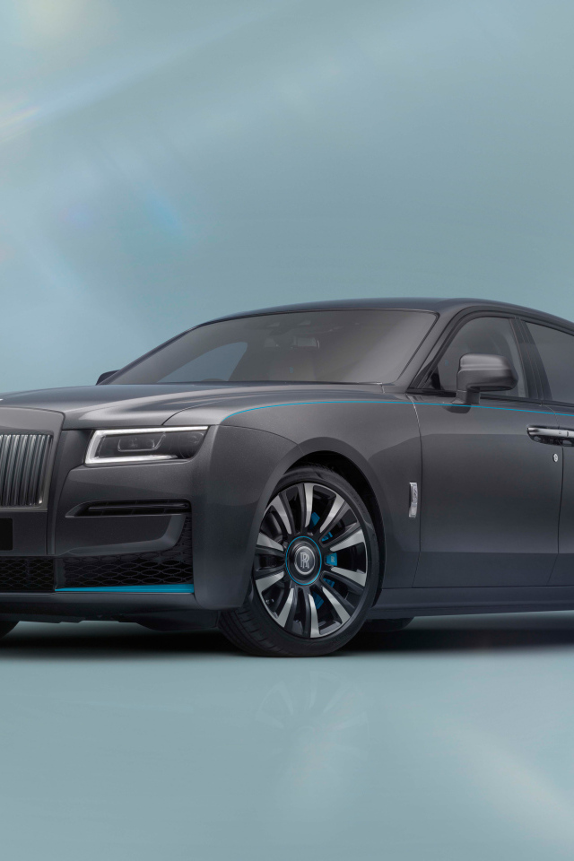 Серебристый автомобиль Rolls-Royce Ghost Prism Gunmetal Grey With Turchese