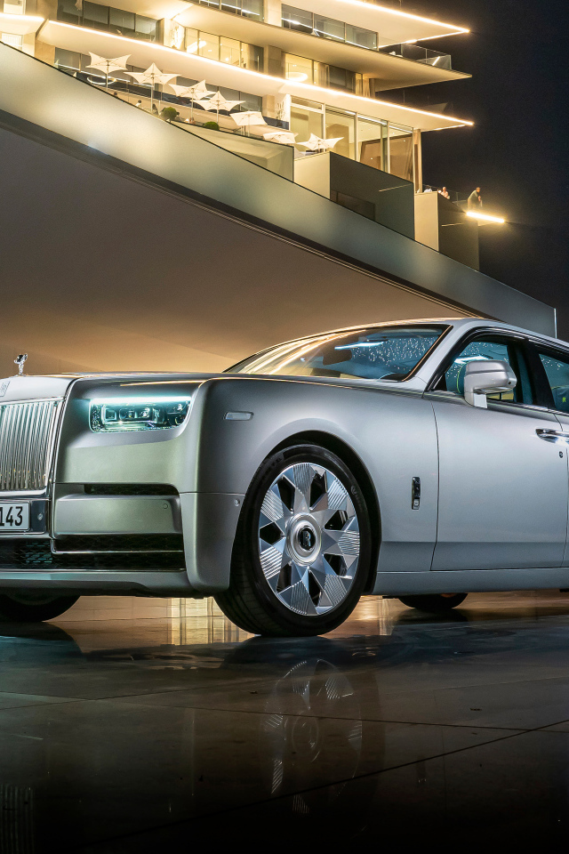 Серебристый дорогой автомобиль Rolls-Royce Phantom