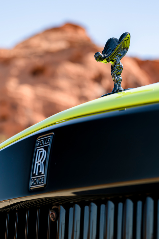 Украшение Spirit Of Ecstasy на капоте автомобиля Rolls-Royce