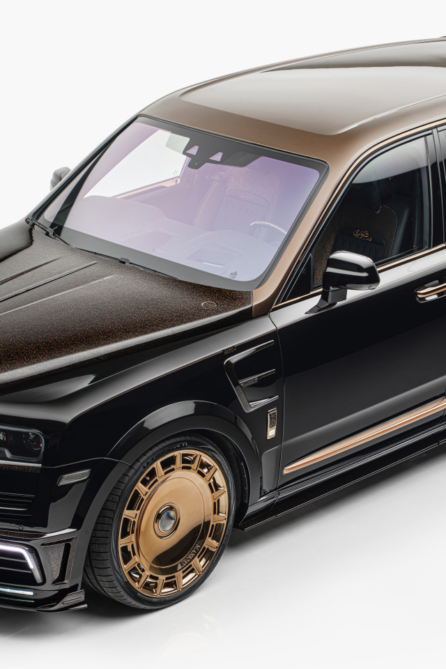 Вид сверху на черный автомобиль Mansory Rolls-Royce Cullinan LINEA DArabo 2024 года