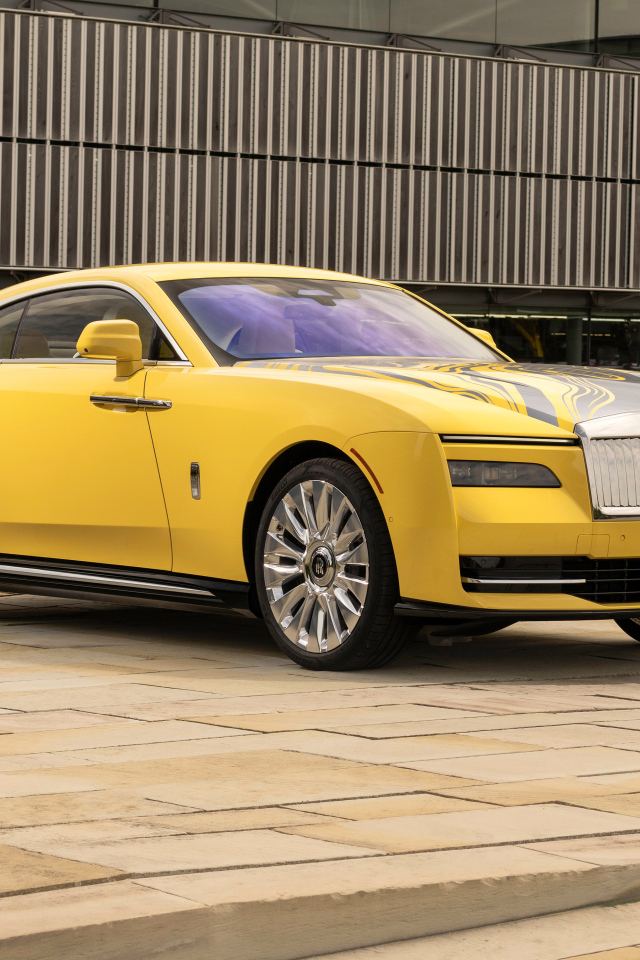 Желтый автомобиль Rolls-Royce Spectre Semaphore