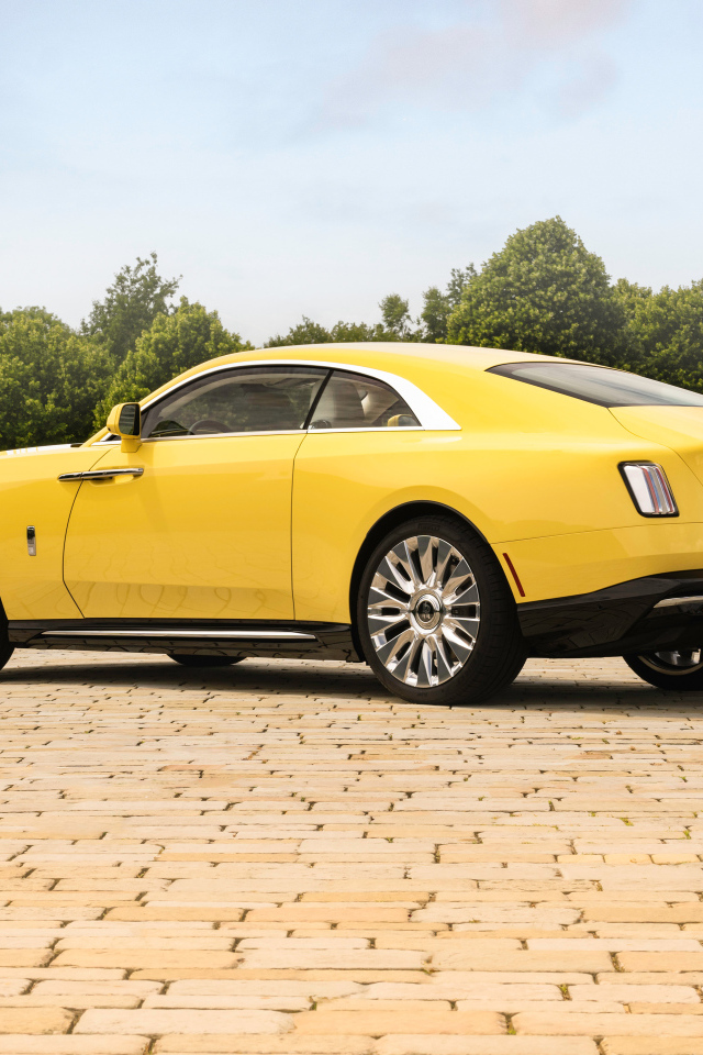 Желтый Rolls-Royce Spectre Semaphore вид сзади