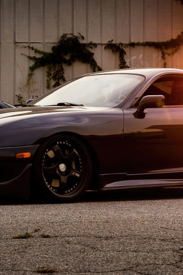 Черный автомобиль Toyota Supra Classic в лучах солнца