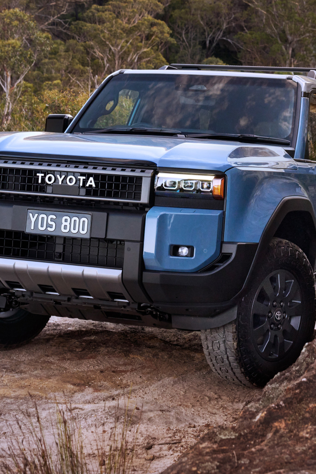 Синий внедорожник Toyota Land Cruiser Prado Altitude 2024  года