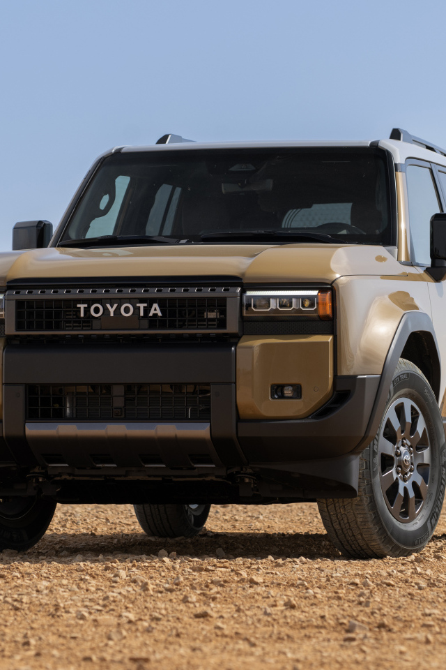 Вид спереди на автомобиль Toyota Land Cruiser 2024 года