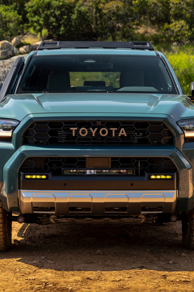 Вид спереди на внедорожник Toyota 4Runner Trailhunter 2025 года