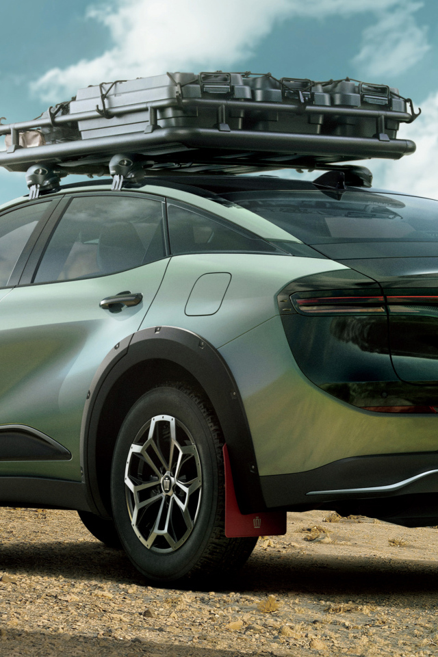 Вид сзади на автомобиль Toyota Crown Crossover RS Landscape 2024 года