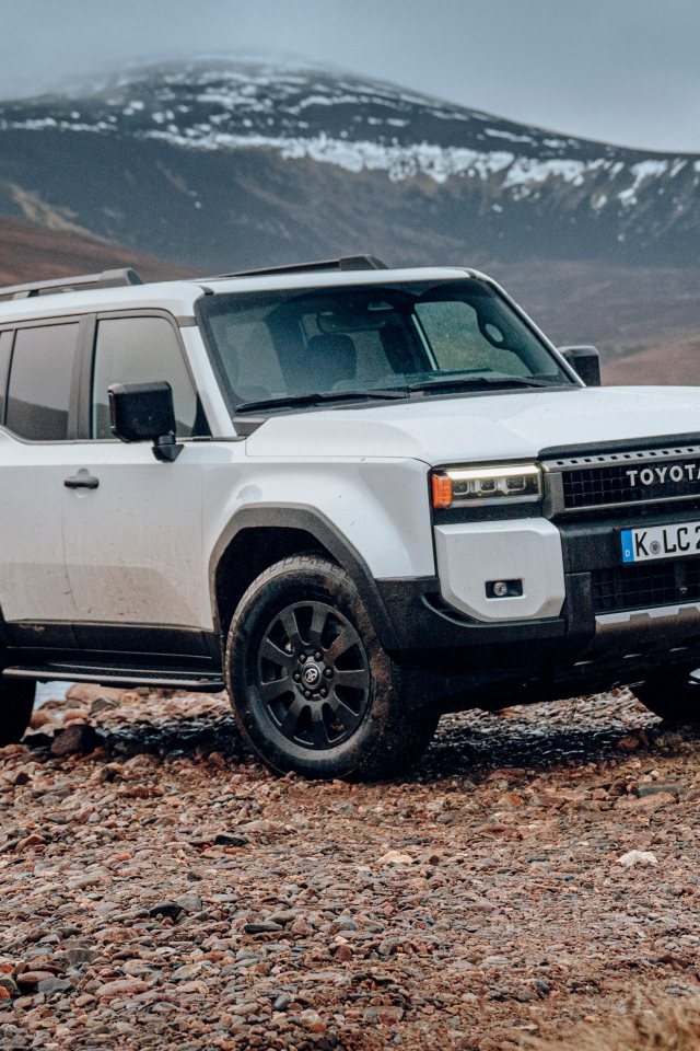 Внедорожник Toyota Land Cruiser в горах