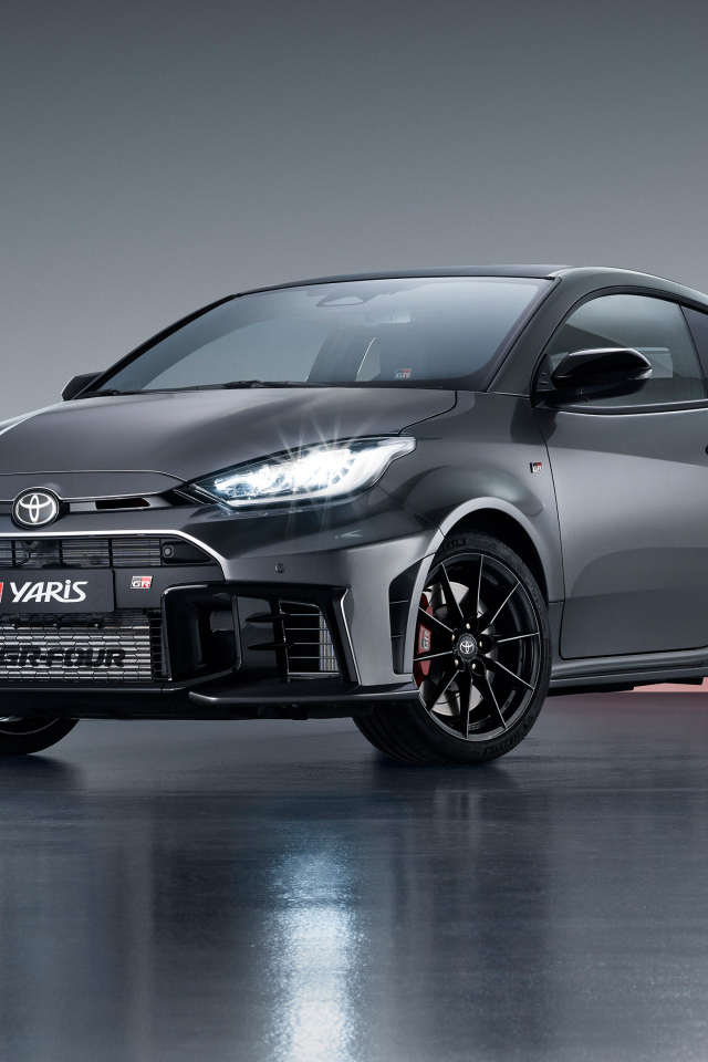 Серебристый автомобиль Toyota GR Yaris 2024  года