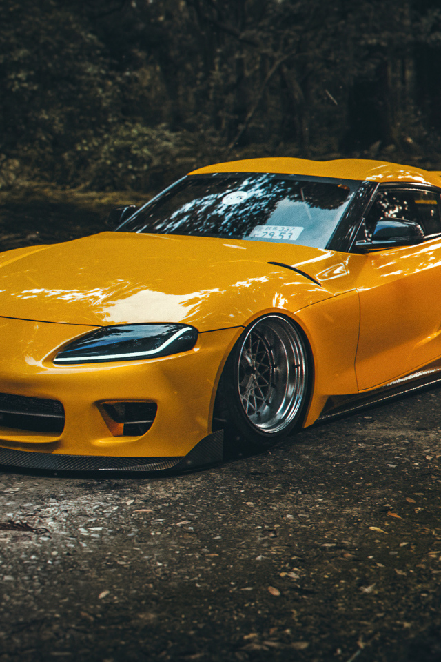 Желтый быстрый автомобиль Toyota Supra A90