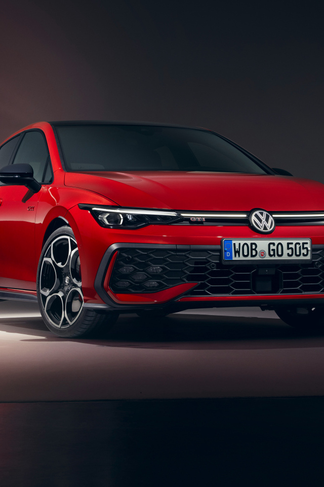 Красный автомобиль Volkswagen Golf GTI 2024 года