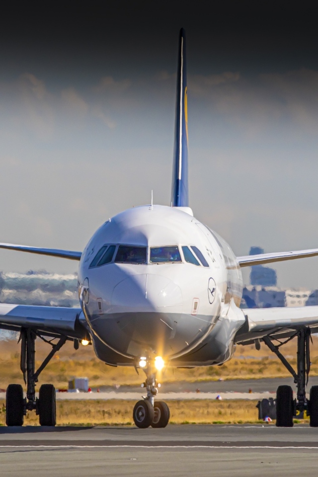 Большой пассажирский аэробус готовится к взлету