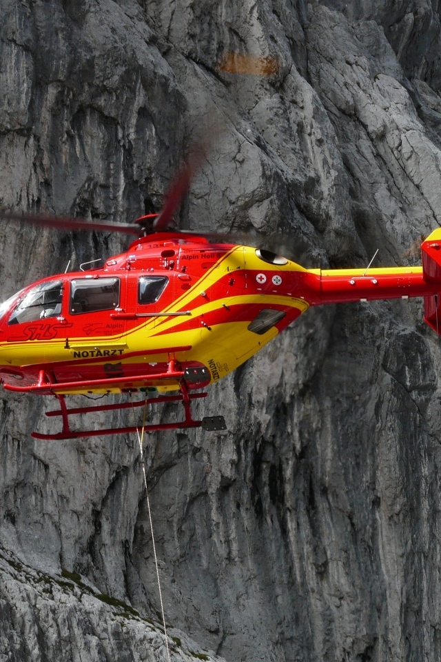 Медицинский спасательный вертолет в горах