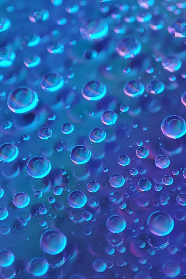 Много капель воды на синем фоне