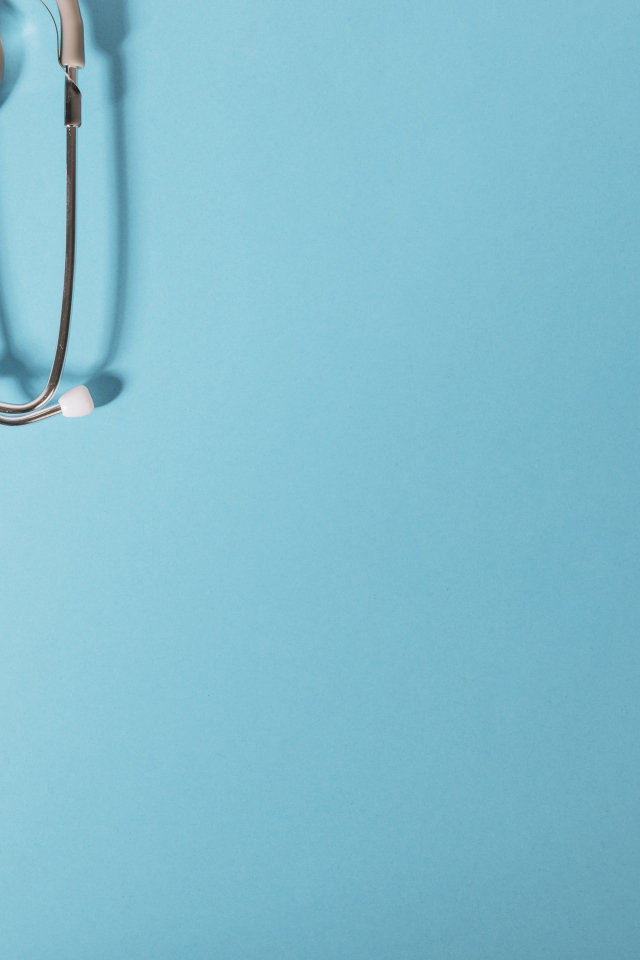 Медицинский стетоскоп на голубом фоне
