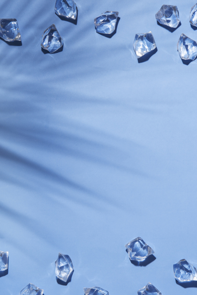 Кусочки холодного льда на голубом фоне