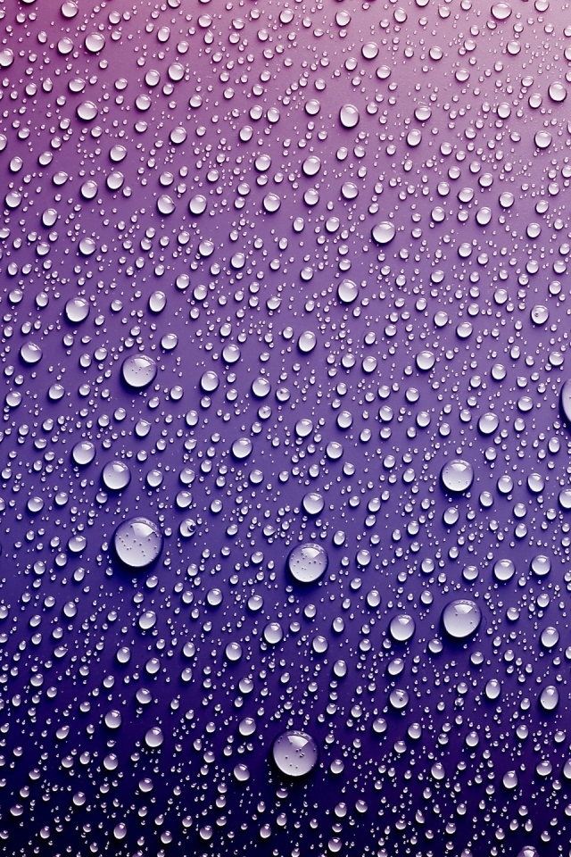 Фиолетовый фон с брызгами воды