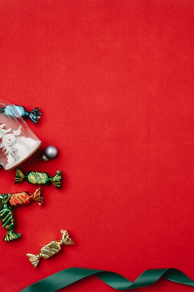 Красный фон с лентой и конфетами