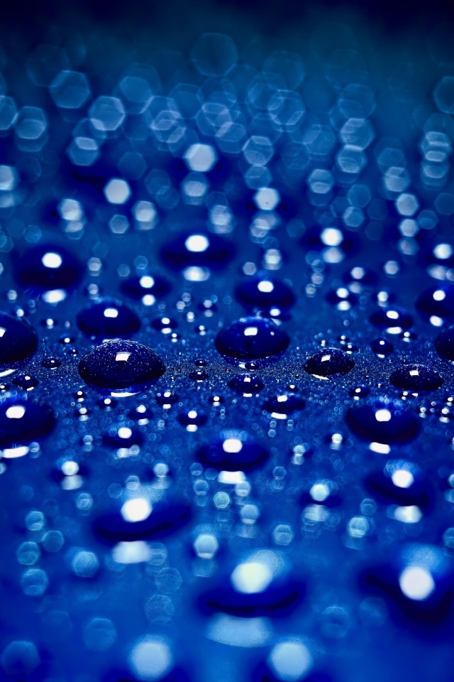Мелкие капли воды на синем фоне