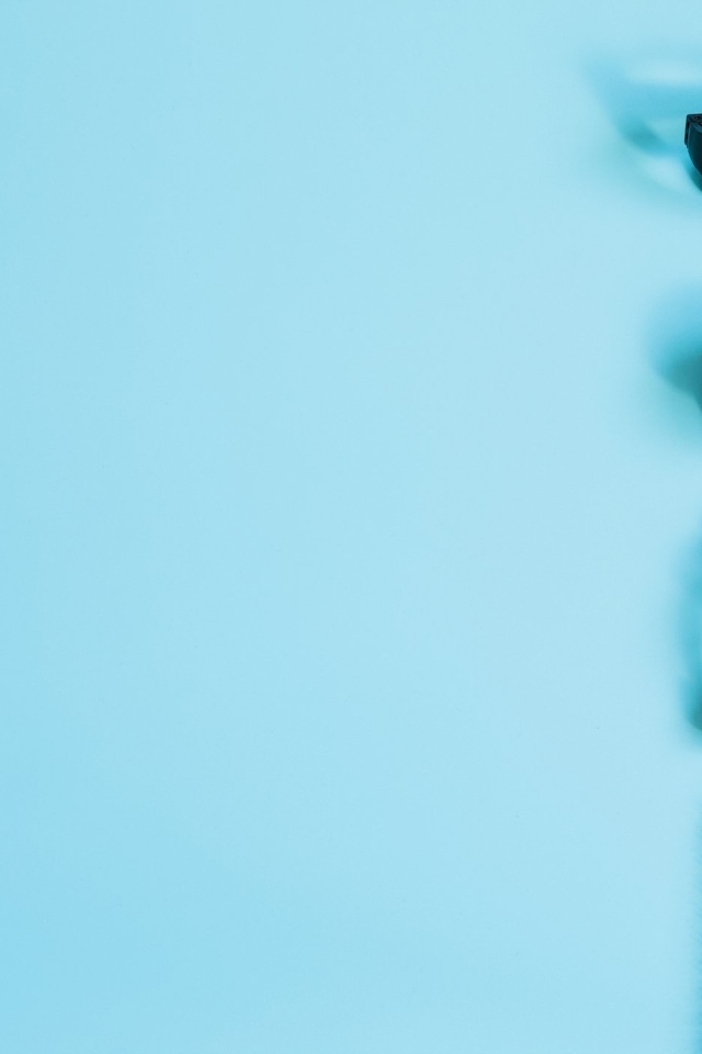 Стетоскоп, очки и блокнот на голубом фоне