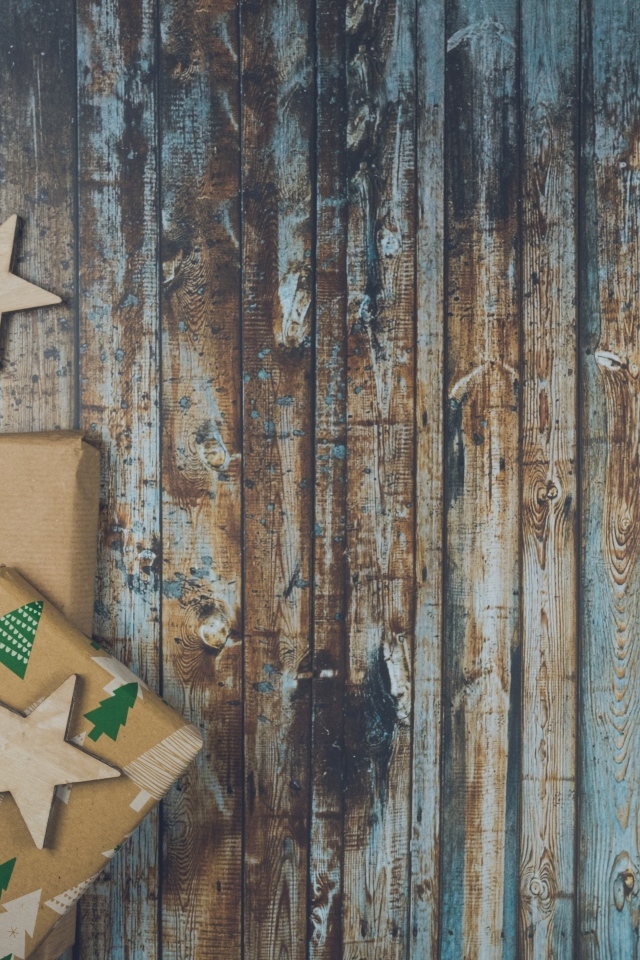 Два подарка на деревянном фоне