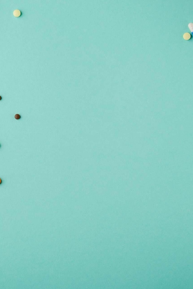 Разные таблетки на голубом фоне