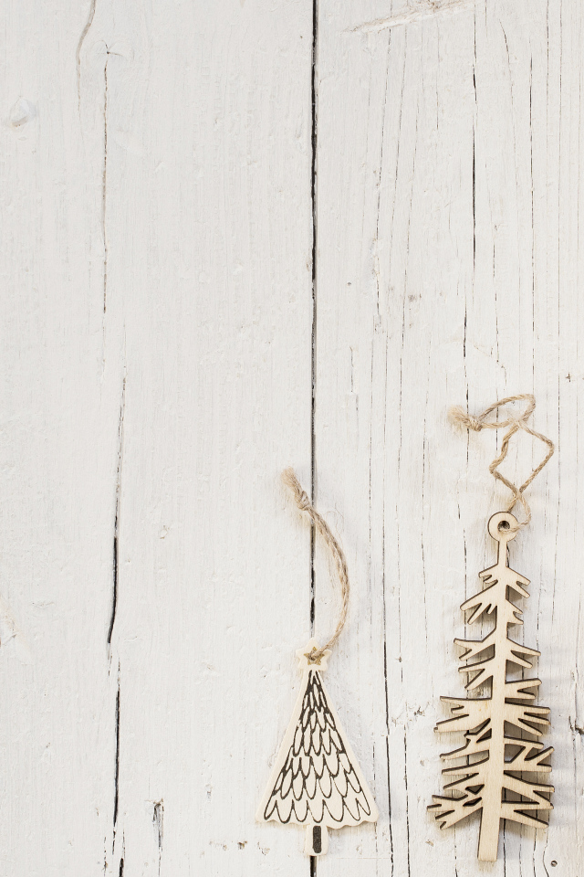 Деревянные елочные украшения  на белом деревянном фоне