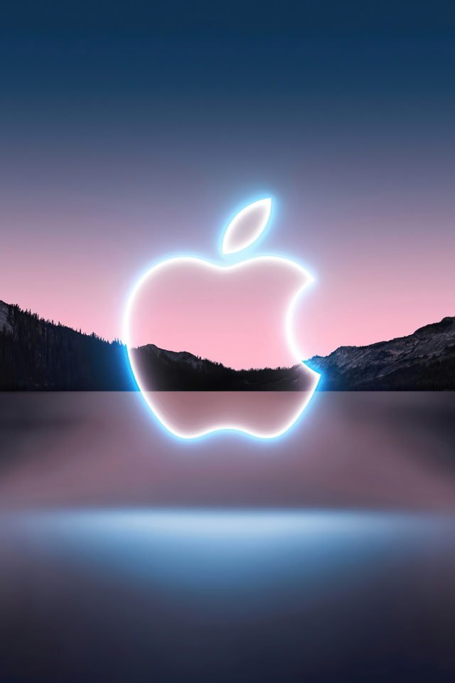 Логотип apple над водой в горах