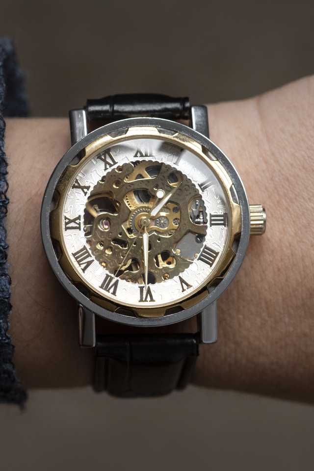 Часы с механизмом на руке у мужчины