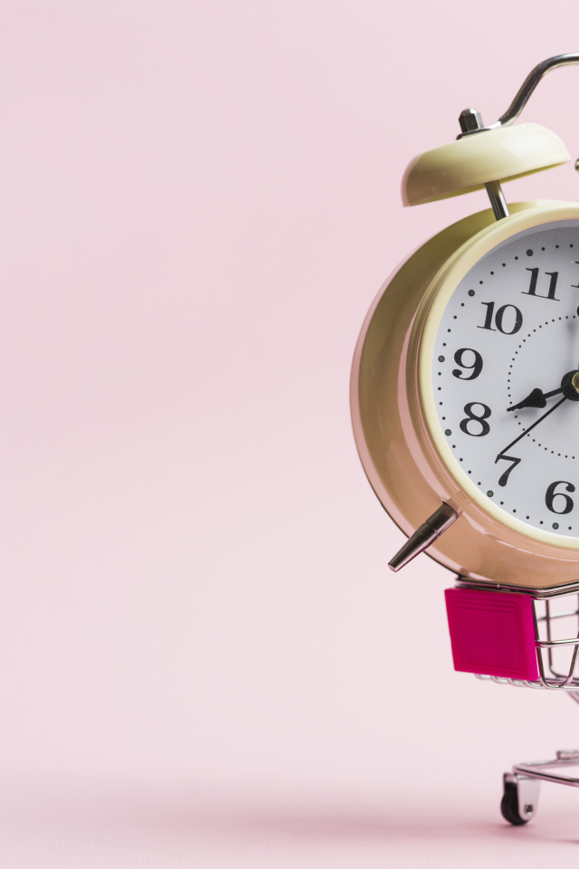 Будильник в маленькой тележке