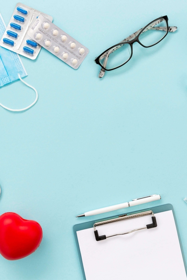 Атрибуты медика на голубом фоне