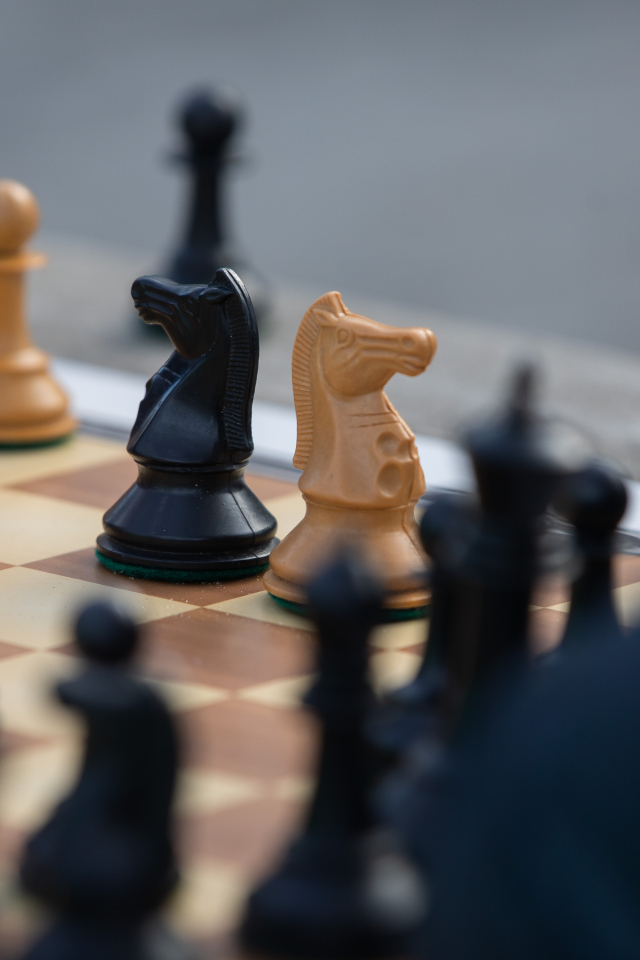 Красивые деревянные шахматные фигуры на доске