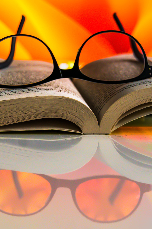 Книга с очками на столе