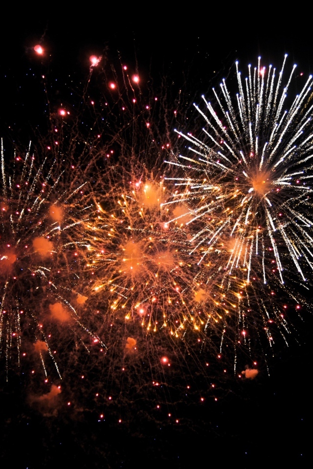 Яркие искры фейерверка на черном фоне