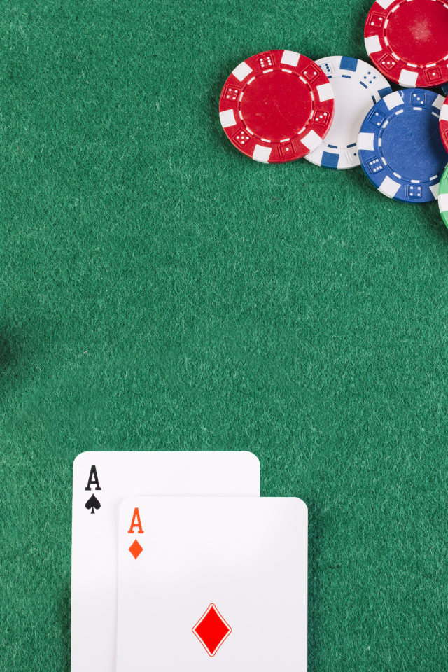 Карты, фишки и кости для игры в покер 