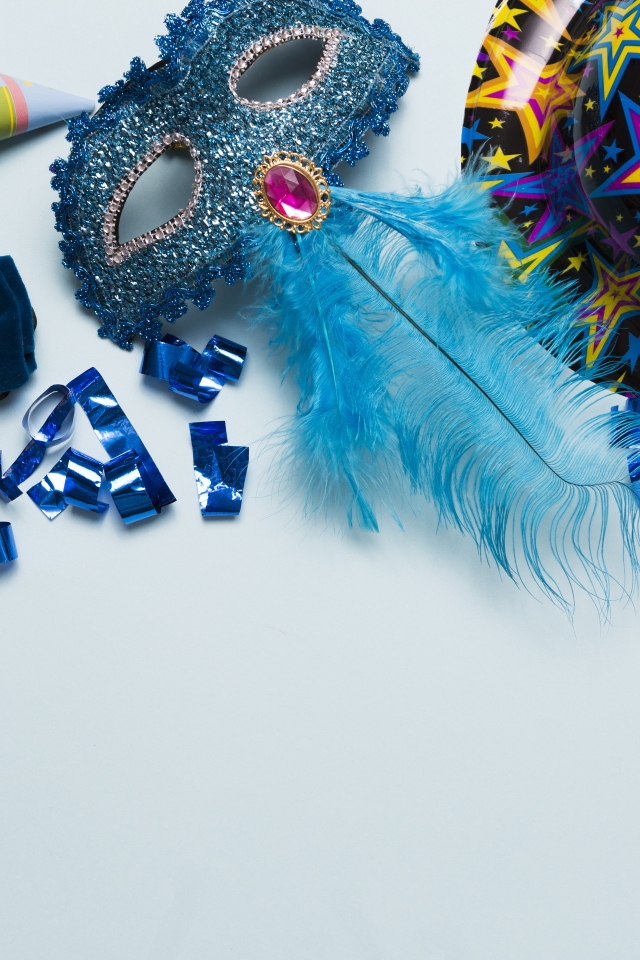 Карнавальная маска и декор на голубом фоне