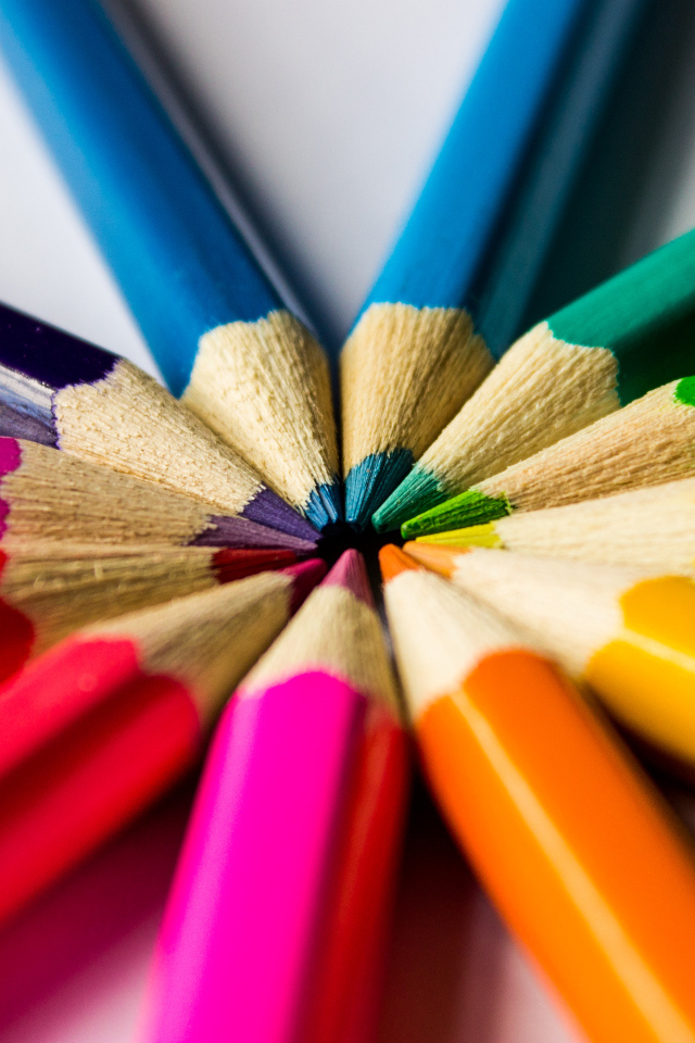 Круг из разноцветных заточенных карандашей