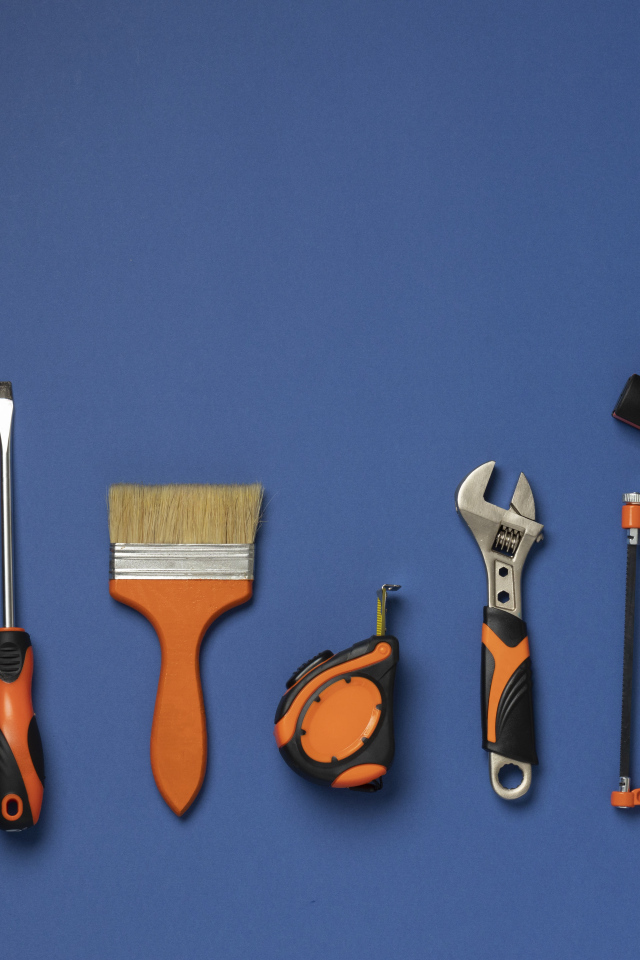 Строительные инструменты на синем фоне