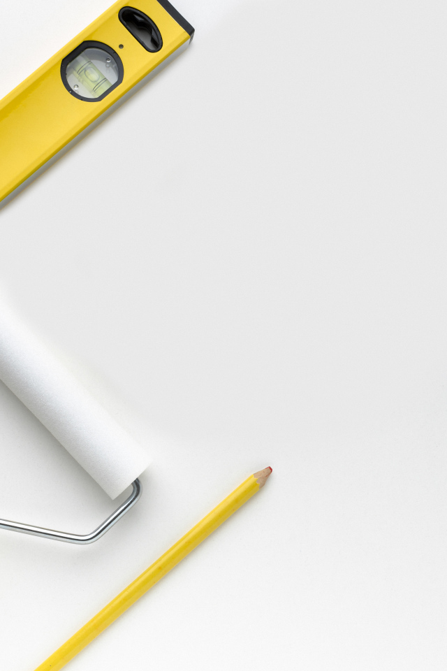 Строительные инструменты на белом фоне