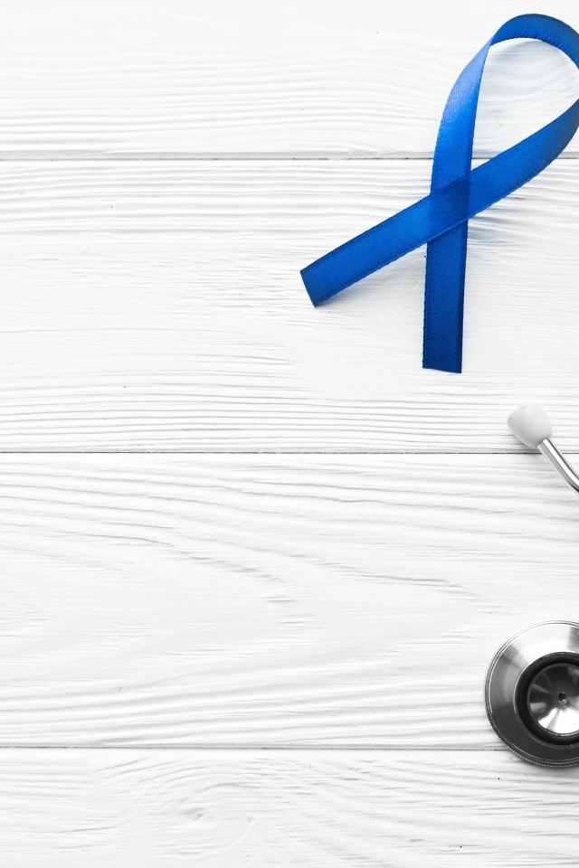 Стетоскоп врача с ленточкой на белом фоне