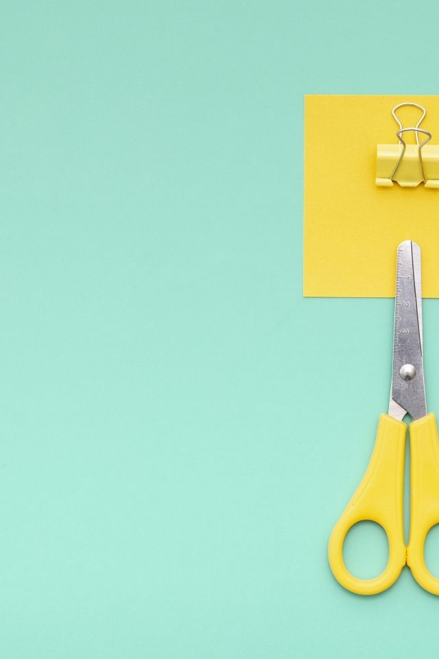 Фломастеры, ножницы и карандаш на голубом фоне