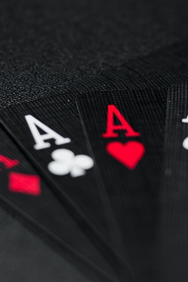 Четыре черных туза на столе