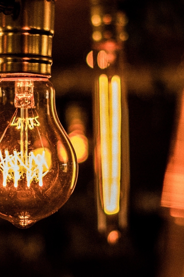 Стеклянная лампа накаливания на потолке